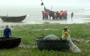 VIDEO: Bão số 3 nhiều nơi ở Nghệ An, Hà Tĩnh chìm trong nước, hàng không chuyển lịch bay