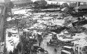 Mở mắt đón cái chết ngọt ngào trong thủy triều đen