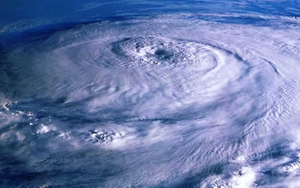 Bão số 4 tan, đóng 1 cửa xả đáy hồ Hòa Bình, 6 người chết, 2 người bị mất tích