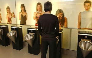 Nhà xây hoành tráng nhưng phòng vệ sinh vẫn tối, khai và đầy muỗi