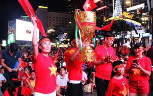 Cổ động viên Việt Nam 'đốt cháy' trời mưa rét