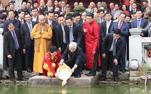 Tổng Bí thư, Chủ tịch nước Nguyễn Phú Trọng thực hiện nghi thức thả cá chép tiễn ông Táo