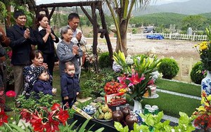 Tảo mộ cuối năm trước khi soạn mâm cơm Tất niên ngày 30 Tết