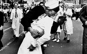 'Nụ hôn' bất tử: Biểu tượng của tình yêu hay bạo lực giới tính?