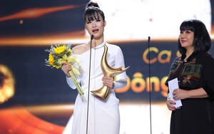 Khoảnh khắc Đông Nhi rơi lệ khi nhận giải Ca sĩ của năm