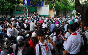 Cảnh giác với một đối tượng lân la rủ học sinh lên xe máy tại các trường học ở Hà Nội