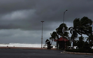 Tin bão khẩn cấp cơn bão số 9: Bão giật cấp 15 đổ bộ đất liền