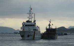 Đưa 11 ngư dân tàu cá Bình Định BĐ 98658 TS gặp nạn về đất liền an toàn