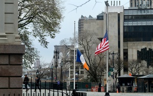 Tổng thống Mỹ Donald Trump ra lệnh treo cờ rủ tưởng nhớ 2 cảnh sát thiệt mạng trong vụ bạo loạn