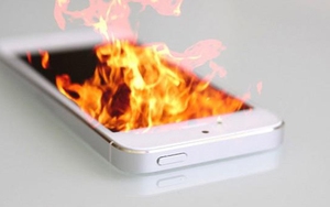 Vừa sạc điện thoại vừa chơi game, một thiếu niên bị nổ nát bàn tay