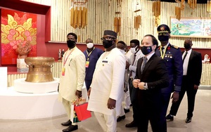 Tổng thống Sierra Leone thăm Nhà Triển lãm Việt Nam tại EXPO 2020 Dubai