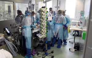 Các nhà khoa học gấp rút 'giải mã' biến thể mới Omicron