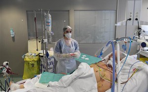 Số ca mắc Covid-19 tăng cao, châu Âu lo lắng trước Giáng sinh