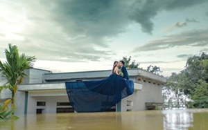 Bộ ảnh cưới chụp trên nóc nhà và những đám cưới 'em gái mưa' trong đợt lũ lịch sử