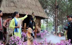 Không gian văn hóa đặc sắc trình diễn áo dài và thổ cẩm Tây Nguyên