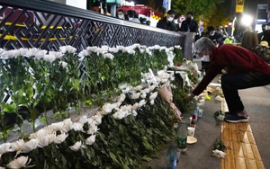 Người dân Hàn Quốc ra đường cầu nguyện cho các nạn nhân sự cố Itaewon