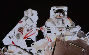 Các phi hành gia Trung Quốc đi bộ ngoài không gian từ trạm vũ trụ mới