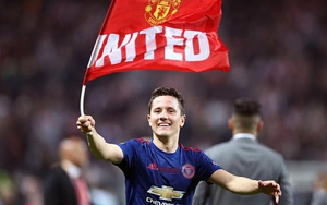 Ander Herrera bị chỉ trích vì tự ngã lăn đùng ra sân để 'câu' thẻ