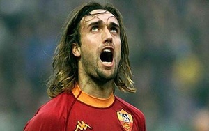 Vì sao Batistuta vẫn chưa thể đi lại bình thường?
