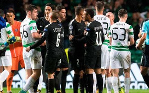 Neymar từ chối bắt tay cầu thủ Celtic, CĐV lao vào sân đòi đá Mbappe