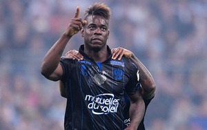 Mario Balotelli solo ghi bàn như Messi rồi... chửi trọng tài