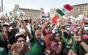 Người Mexico mở hội, kéo tới Đại sứ quán Hàn Quốc ăn mừng