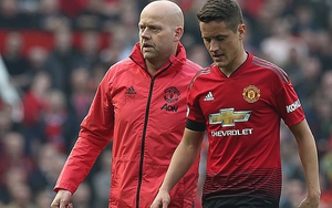 TIN HOT M.U 25/2: M.U phải nhờ vả những cậu bé nhặt bóng. Fan tức tối với bình luận của Michael Owen