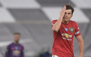 Maguire bị chế giễu duy trì “giãn cách xã hội” khi thi đấu vì bàn thua trước Tottenham