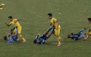 Cầu thủ Phố Hiến bị đuổi vì đạp 2 chân vào bụng đối thủ