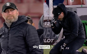 HLV Southampton quỳ xuống sân rồi bật khóc sau trận thắng Liverpool