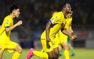 Tiền vệ của Sài Gòn 'đốt lưới nhà' khó hiểu ở trận thua Nam Định