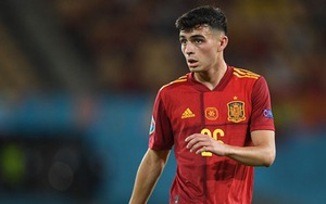 Pedri bị tính phản lưới nhà từ sai lầm của đồng đội trong ngày phá kỷ lục EURO