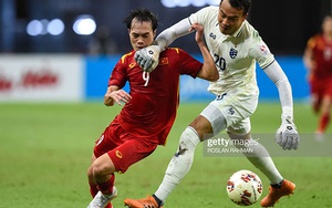 Vì sao thủ môn Thái Lan không bị đuổi sau pha phạm lỗi với Văn Toàn?