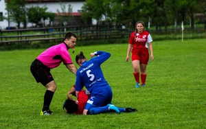 Choáng với cảnh nữ cầu thủ đánh đối thủ ngay trên sân bóng