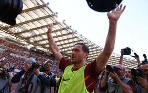 Thế giới bóng đá tri ân Totti nhân ngày huyền thoại của Roma giải nghệ