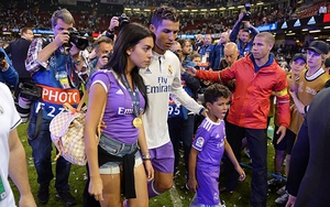 Ronaldo tận hưởng chức vô địch cùng con trai và cô bồ trẻ Georgina Rodriguez