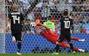 Ronaldo gọi bằng hat-trick, Messi đáp trả bằng... đá hỏng penalty, Argentina trả giá
