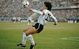 Maradona qua đời: Pele hẹn chơi bóng trên thiên đàng. Napoli đổi tên sân tri ân huyền thoại