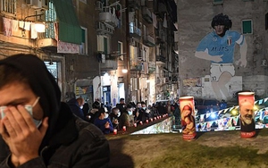 Người dân Napoli tiều tụy, bước đi vô hồn khi nghe tin Maradona qua đời