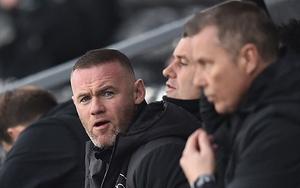 Bóng đá hôm nay 29/11: Henderson bực tức với VAR. Rooney giành điểm đầu tiên với Derby