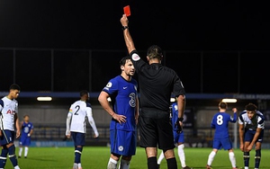 Chelsea: Drinkwater, 30 tuổi, nhận thẻ đỏ vì đánh nguội cầu thủ mới...16 tuổi