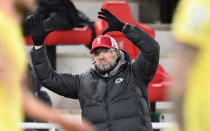 Juergen Klopp tức giận, tranh cãi với HLV Burnley ngay trong đường hầm