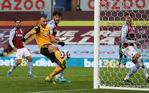 Sao Ngoại hạng Anh bỏ lỡ không tưởng: Cách gôn trống nửa mét, vẫn đá ra ngoài