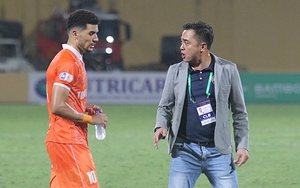 HLV Đức Thắng nổi nóng với học trò ngay trên sân