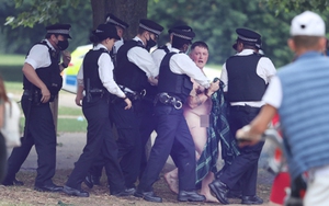 CĐV Scotland khỏa thân làm náo loạn công viên tại Anh