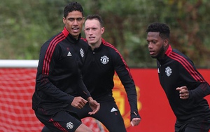 Những hình ảnh đầu tiên của Varane trong buổi tập đầu tiên với MU