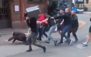 CĐV MU và Leeds hỗn chiến bên ngoài Old Trafford trước trận đấu