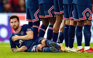 Vì sao Messi phải nằm làm rào chắn đá phạt?