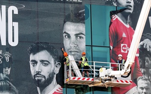 MU thêm hình Ronaldo bên ngoài Old Trafford trước trận gặp Newcastle