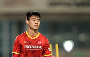 Duy Mạnh xứng đáng bị thổi 11m sau tình huống vung tay quá đà